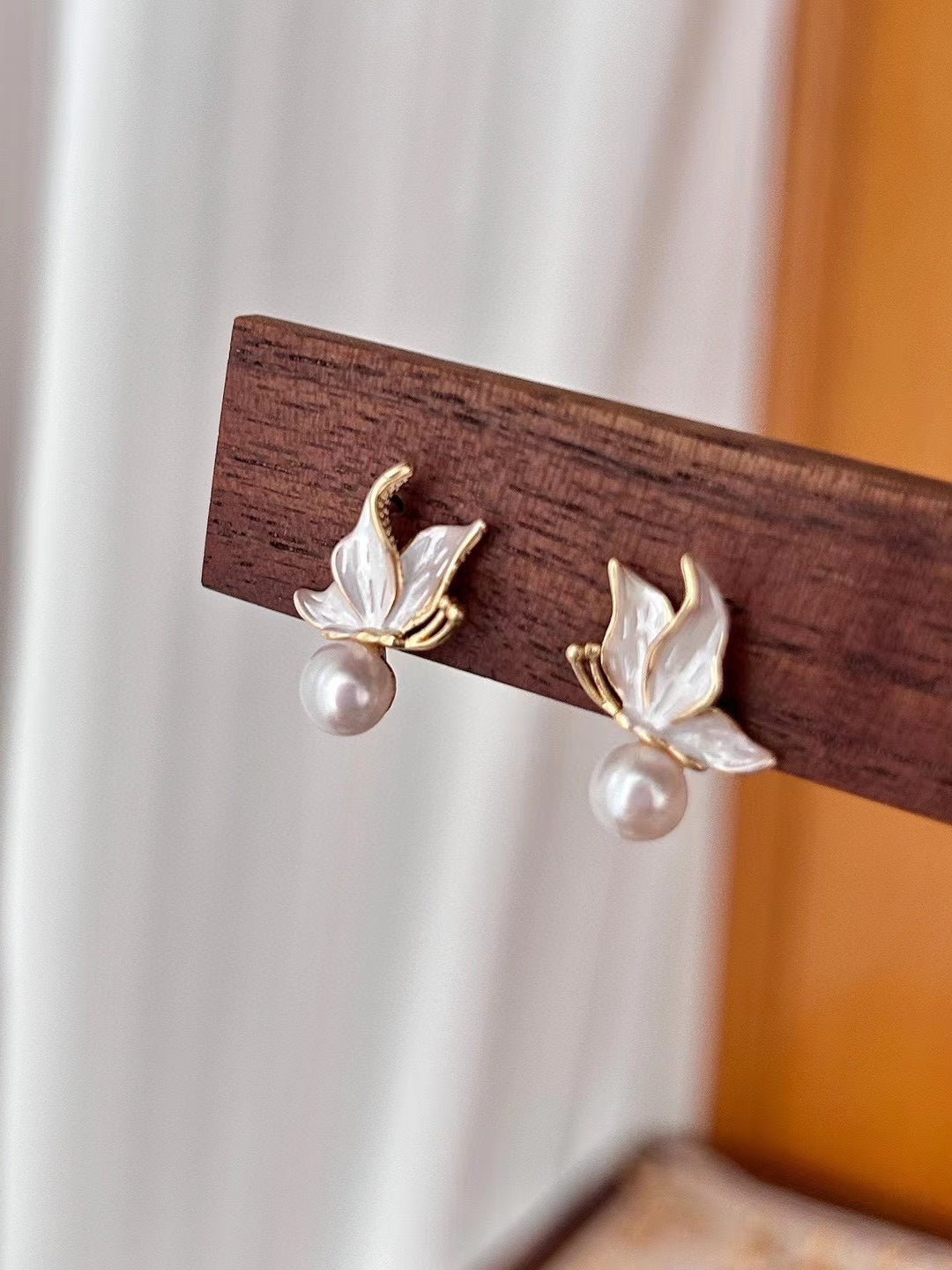 Butterfly Kiss Freshwater Pearl Earrings: Lightweight Floral Elegance