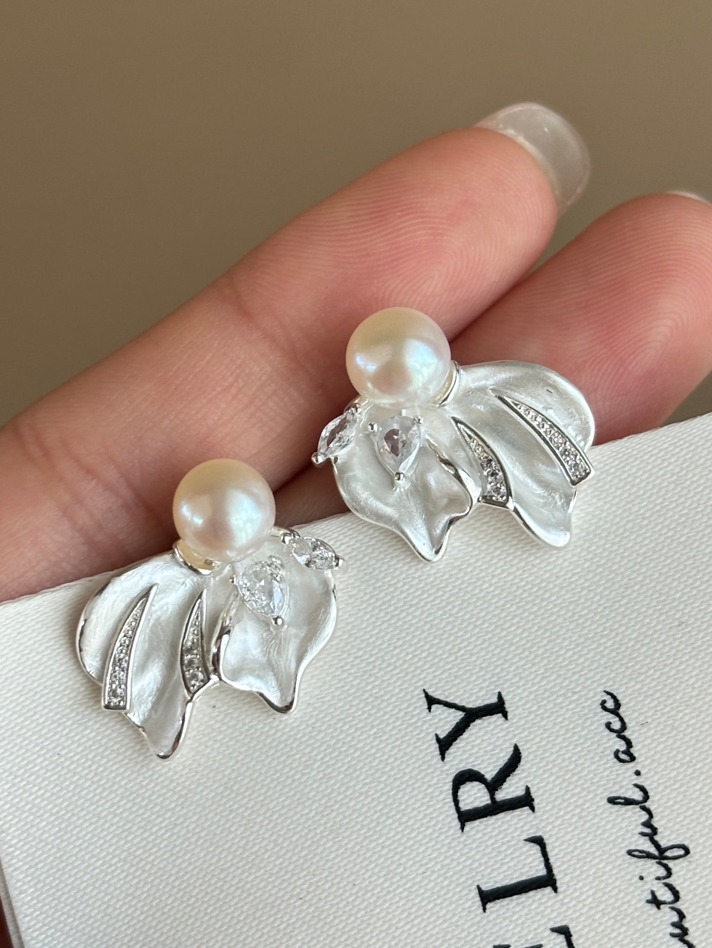 L'éclat de l'eau Freshwater Pearl Earrings