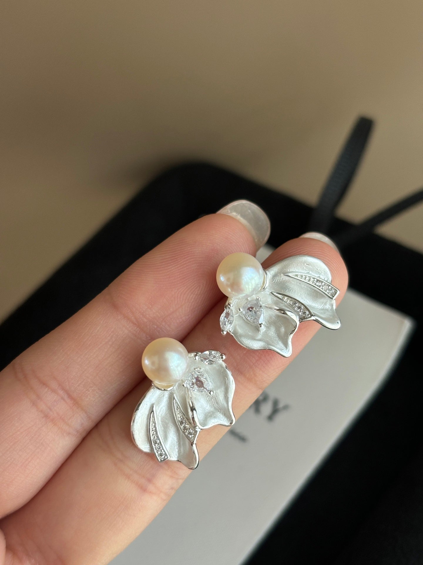 L'éclat de l'eau Freshwater Pearl Earrings