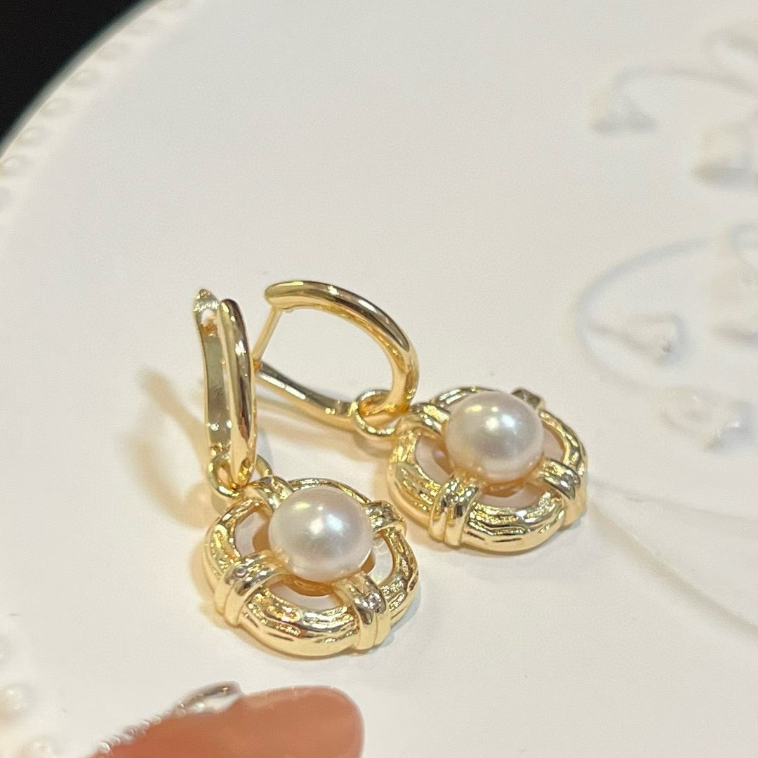 Classic Star Halo Freshwater Pearl Ear Clips
