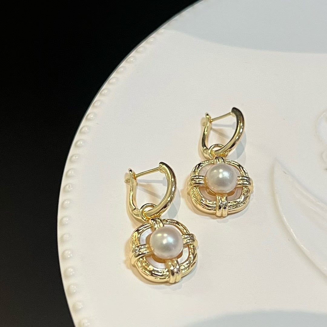 Classic Star Halo Freshwater Pearl Ear Clips