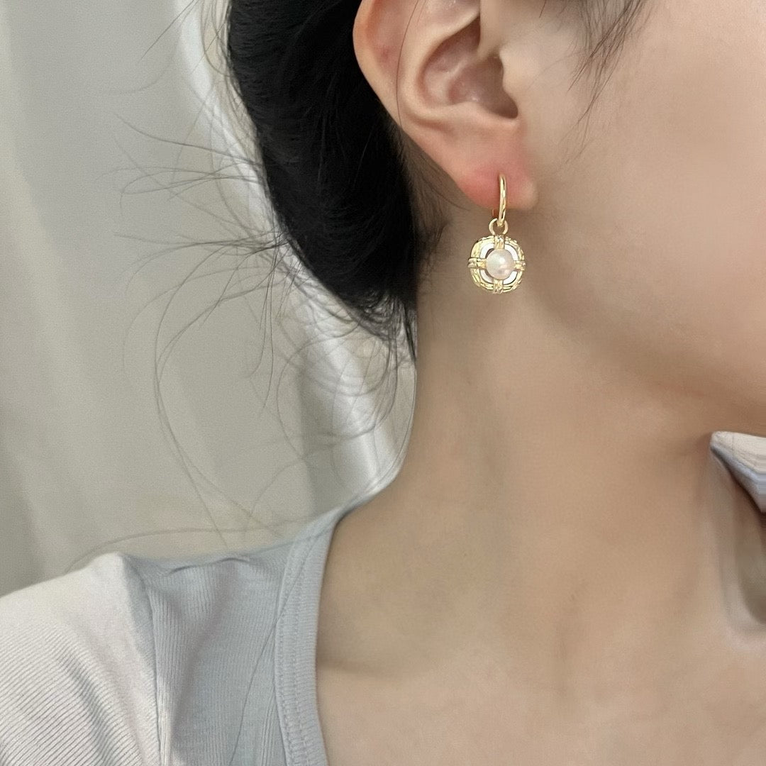 Classic Star Halo Freshwater Pearl Ear Clips