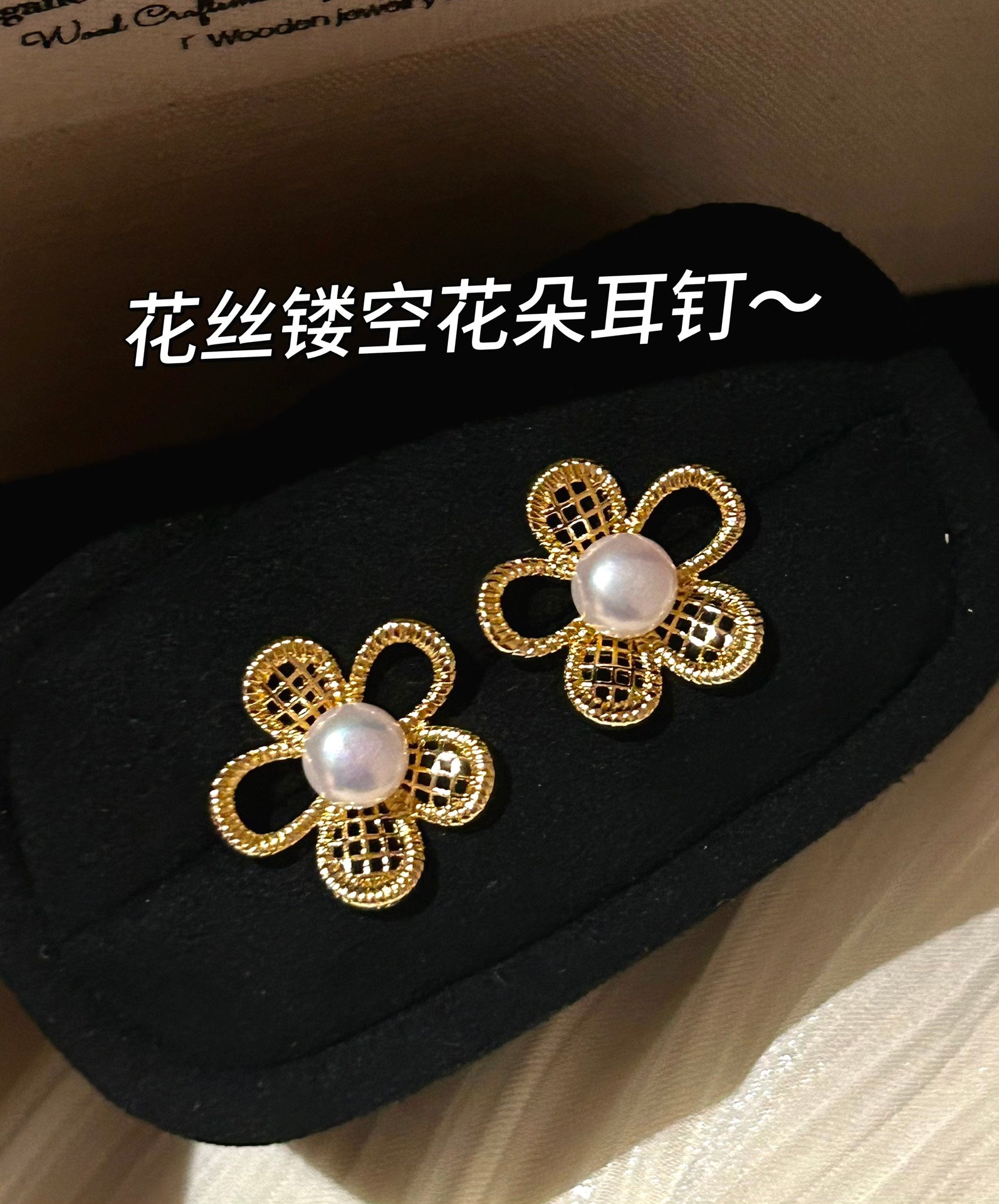 Timeless Artisan Daisies Pearl Earrings - Dual-Tone Freshwater Elegance
