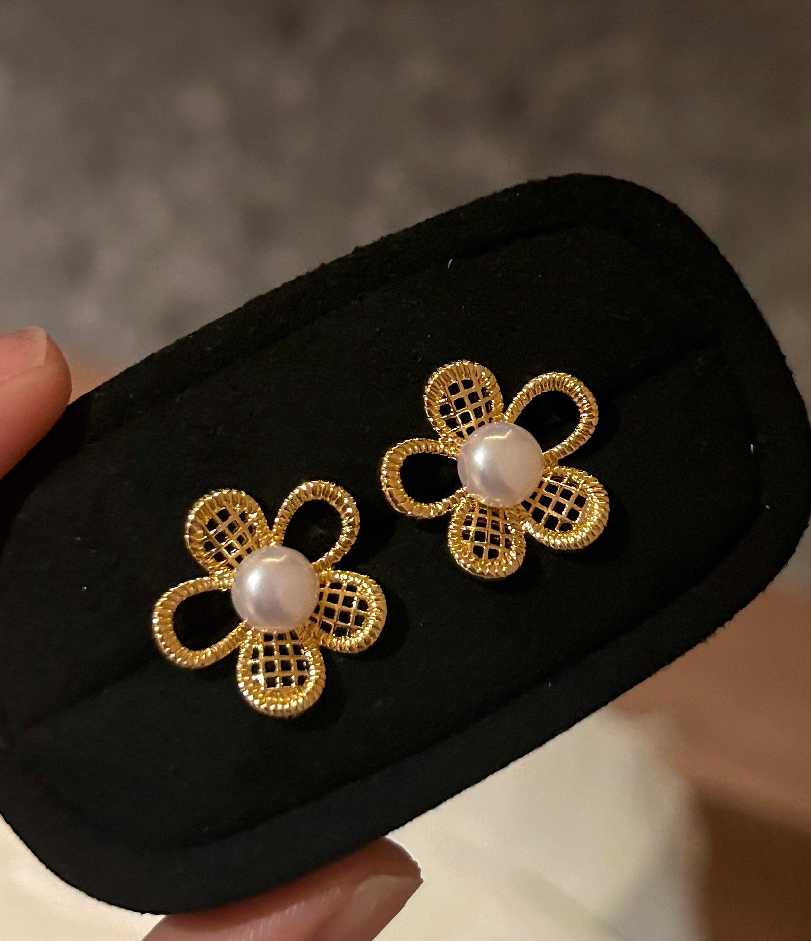 Timeless Artisan Daisies Pearl Earrings - Dual-Tone Freshwater Elegance
