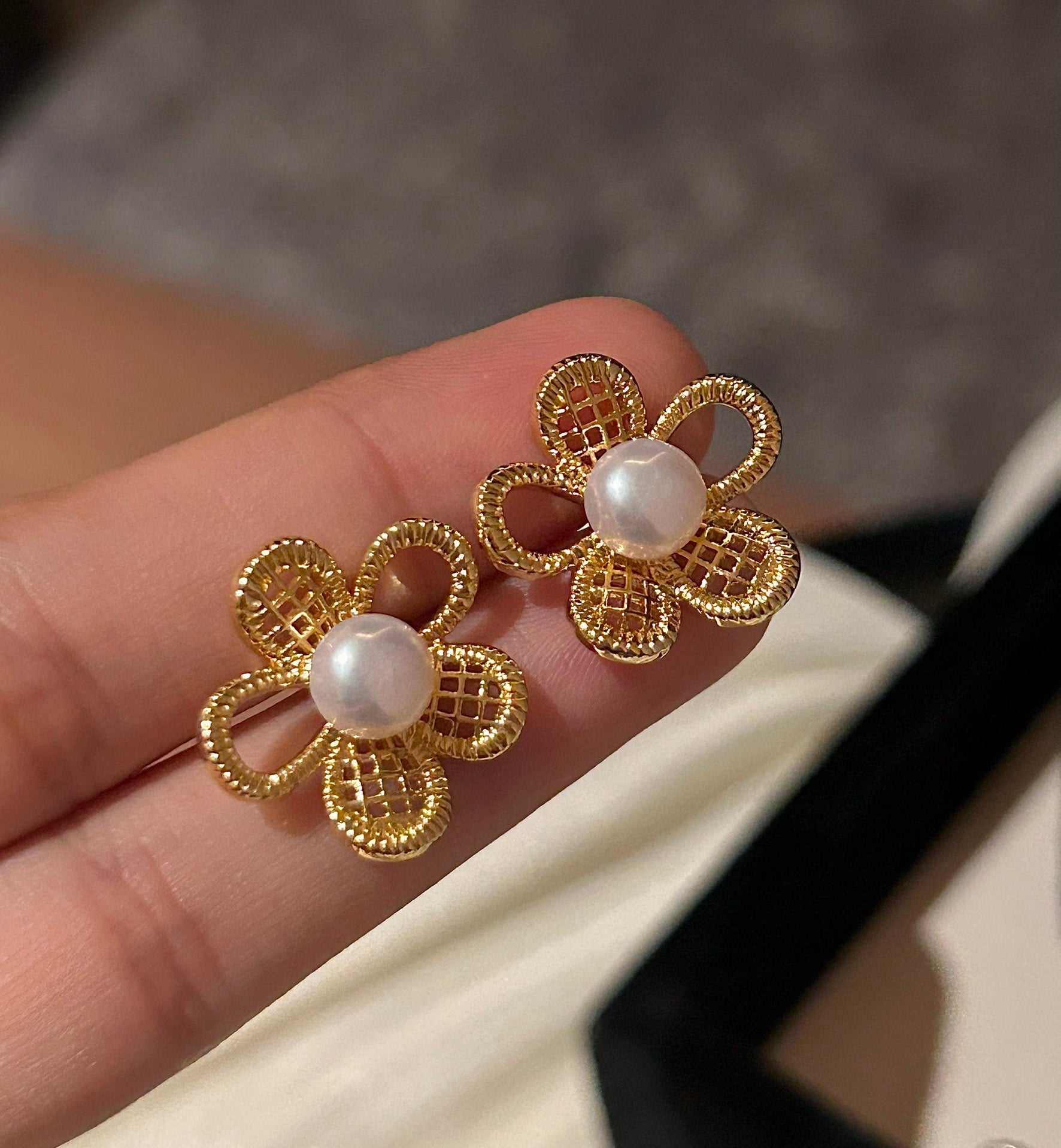 Timeless Artisan Daisies Pearl Earrings - Dual-Tone Freshwater Elegance
