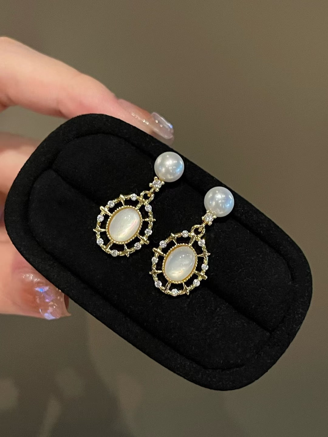 French Light Retro Mother-of-Pearl Pearl Earrings | Elegant Oceanic Whispers